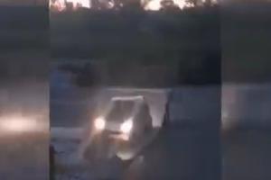 Șofer, filmat în timp ce-și testa mașina pe rampele de skateboard dintr-un parc din Dej. Ce sancțiuni riscă bărbatul