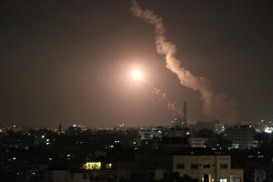 Noapte de război între Israel şi Fâşia Gaza: bombardamente israeliene și sute de rachete trase de Hamas. Bilanțul victimelor