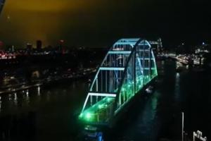 Priveliște inedită în Rotterdam. Un pod lung de 200m a fost plimbat, pe apă, până în apropierea portului