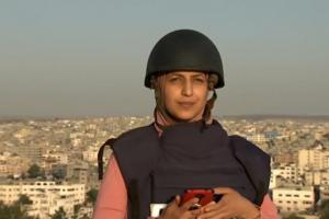 O jurnalistă aflată pe acoperișul unui bloc din Gaza în timpul unui LIVE a surprins cum o clădire vecină este bombardată