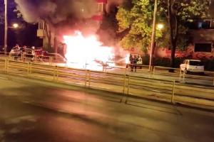 Maşină în flăcări, la câţiva metri de un bloc din Bucureşti, şoferul a dispărut. Focul s-a extins la alte trei maşini
