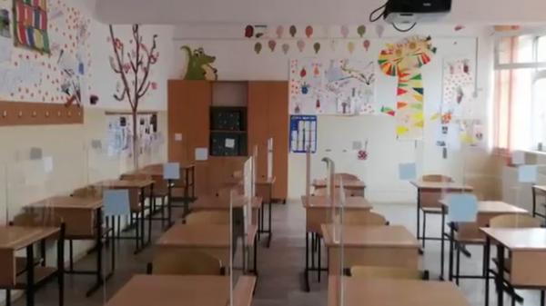 Ce măsuri vor părinţii şi ministrul Educaţiei, după ce un dulap a căzut peste un copil într-o şcoală din Bucureşti