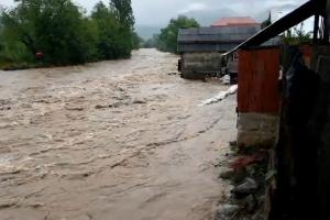 Potop peste România, sute de gospodării au fost măturate de ape: "De când sunt eu, aşa ceva n-a mai fost..."