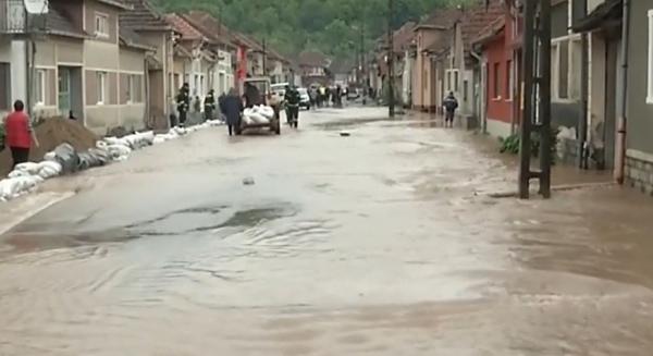 Cod roşu şi portocaliu de inundaţii în Bihor. Precipitaţiile abundente din ultimele 24 de ore au depăşit niveluri maxime istorice