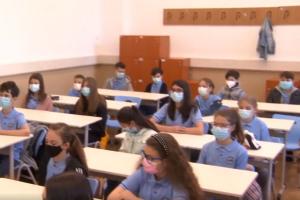 După şase luni, elevii din Bucureşti au retrăit emoţia revederii: "S-au schimbat foarte mult de când nu ne-am mai văzut"
