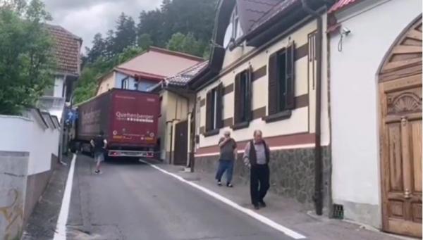 Un TIR înmatriculat în Bulgaria a rămas ”înțepenit” pe o străduță îngustă din Brașov. A fost chemată poliția