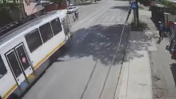 Vatmaniţă cu ochii în telefon aproape a spulberat cu tramvaiul o mamă şi copiii ei, pe o stradă din Ferentari. VIDEO