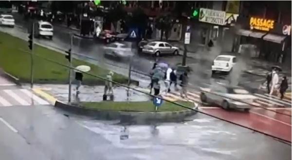 Doi tineri de 18 ani, loviți pe o trecere de pietoni din Galați. Șoferul își continuă drumul câțiva metri - VIDEO