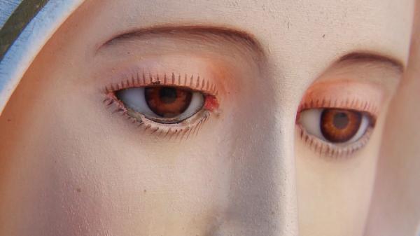 Statuia Fecioarei Maria din Sânandrei "plânge cu lacrimi de mir". Cum interpretează oamenii şi Biserica semnul divin