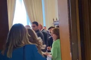 Petrecere de ziua lui Ludovic Orban la Parlament: mai mulți participanți, surprinși fără mască. Reacția lui Florin Cîțu. VIDEO