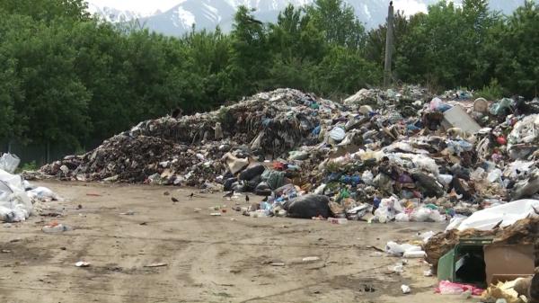 Sute de tone de deşeuri s-au adunat într-o staţie de sortare din Victoria, spre disperarea localnicilor