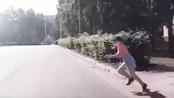 O fetiţă de 9 ani sare din tufişuri și țâșnește direct în fața unui Nissan, pe trecerea de pietoni. Imagini de groază pe un drum din Rusia