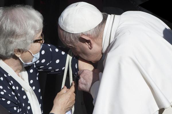 Gestul impresionant al Papei Francisc care a sărutat numărul de lagăr al unei supravieţuitoare de la Auschwitz - GALERIE FOTO