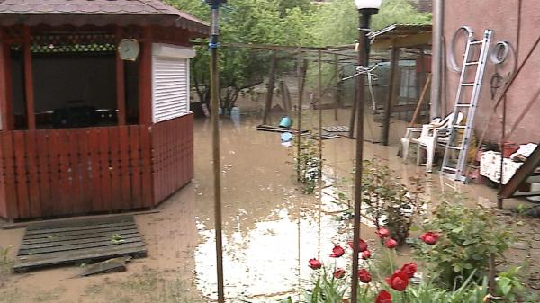 Inundații puternice în nordul țării. În Mureş, Alba şi Cluj oamenii s-au trezit cu apă în case