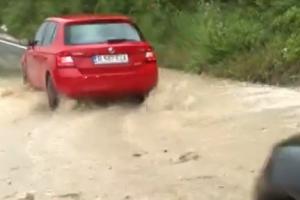 Inundaţiile au făcut ravagii în judeţele Prahova şi Dâmboviţa. Apa de pe versanţi a blocat DN1