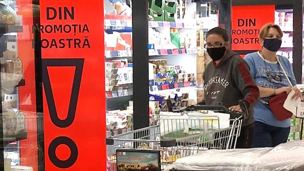 Românii, tot mai atraşi de reduceri când cumpără mâncare: "În primul rând la preţ mă uit"