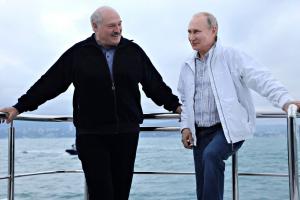 Putin și Lukașenko fac front comun împotriva UE. S-au plimbat cu iahtul în Marea Neagră ”ca într-un film cu James Bond”. FOTO