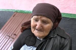 Bătrână torturată de propriul fiu, în Neamţ. Biata femeie a fost lovită cu pumnii şi picioarele şi târâtă de păr prin curtea casei