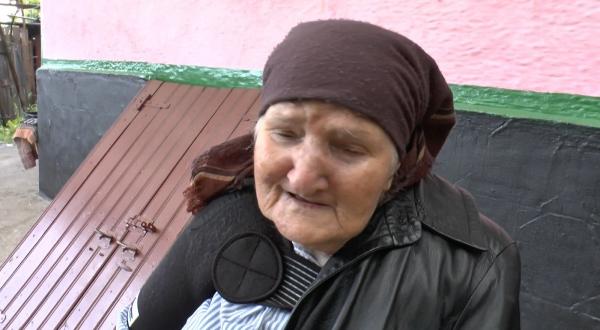 Bătrână torturată de propriul fiu, în Neamţ. Biata femeie a fost lovită cu pumnii şi picioarele şi târâtă de păr prin curtea casei