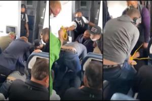 Clipe cumplite la bordul unui avion Delta Airlines. Un bărbat a încercat să intre în cabina piloţilor pentru a deturna aeronava: “Opreşte!”