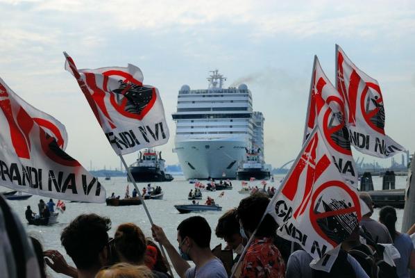 Mii de oameni au protestat după reluarea croazierelor, în Veneția. Unii chiar au urcat la bordul vaselor