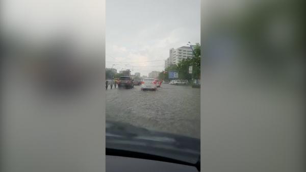 Rupere de nori în Capitală. Mai multe maşini au fost blocate pe şosea, codul portocaliu de ploaie se prelungeşte