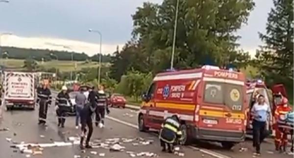 Nouă răniţi în urma unui accident produs în Botoşani, după ce o şoferiţă ar fi intrat cu maşina pe contrasens