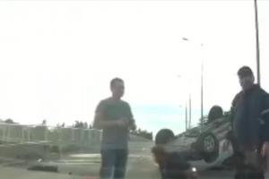Depăşire extrem de periculoasă, ratată complet: un şofer din Braşov a tăiat două benzi şi s-a răsturnat cu maşina