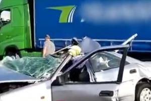 Un şofer german a provocat un accident în apropiere de vama Nădlac: a intrat cu maşina într-un TIR parcat pe banda de urgenţă