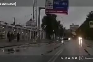 Momentul dramatic în care un BMW se rupe în două, după ce loveşte cu viteză un stâlp, pe un drum din Odessa - VIDEO