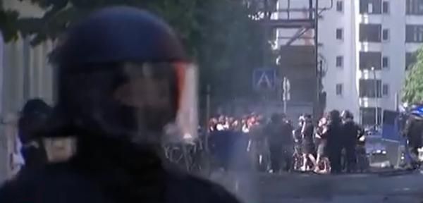 Zeci de poliţişti răniţi lângă o clădire ocupată ilegal în Berlin. Indivizi mascaţi au înălţat baricde pe străzi 