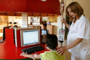Şcoală în spital pentru elevii bolnavi. Noul program îi va ajuta pe copiii cu probleme medicale să aibă parte de educație