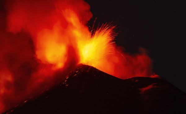 Erupție spectaculoasă a vulcanului Etna. Lava a fost aruncată la zeci de metri înălțime