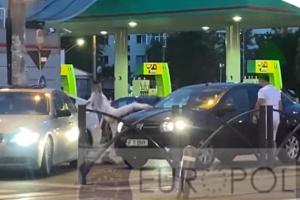 Șofer din București, atacat în trafic cu o crosă de golf de doi tineri cu BMW. Prietena agresorului a scos și o macetă din mașină - VIDEO 