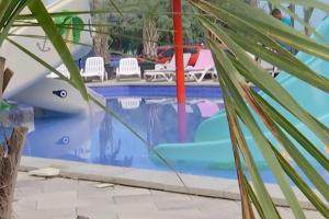 Șase copii s-au intoxicat cu clor, la o piscină din Mamaia. Micuții, duși la spital după ce au acuzat vărsături și dureri în gât
