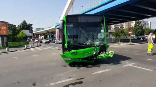 Filmul accidentului din Capitală dintre un autobuz şi maşina care i-a tăiat calea. Călătorii s-au trezit cu o ploaie de cioburi