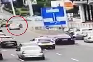 Urmărire ca-n filme pe străzile din Sibiu. Un șofer a făcut slalom printre mașini și a avariat un autoturism, încercând să scape de poliție