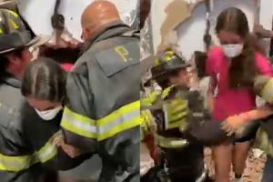 Adolescentă de 14 ani, salvată de pompieri după ce fratele mai mic a blocat-o accidental într-un seif vechi de bancă, în SUA - VIDEO