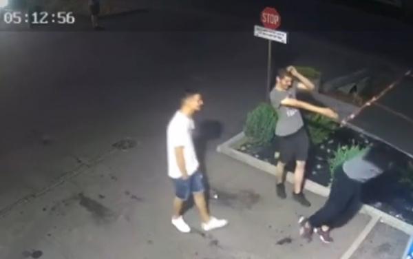 Tineri filmaţi cum se amuză copios în timp ce vandalizează un automat, în Cluj. Acum sunt căutaţi de poliţie