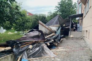Furtună apocaliptică în Suceava, vijelia a smuls acoperişul unui bloc: "Dezastru! Aşa ceva nu am pomenit"