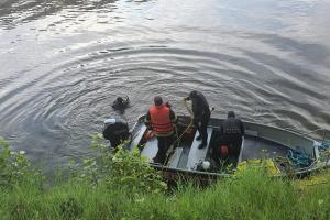 Mașina căzută în Dunăre, găsită de scafandri. Bărbații rămași captivi în autoturism au fost scoși din apă decedați