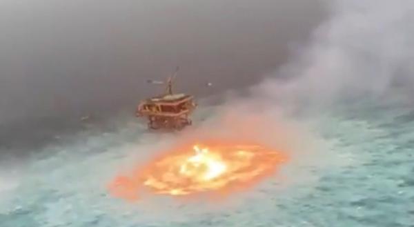 Imagini incredibile cu "Ochiul de Foc" din Golful Mexic. O porţiune a oceanului a fost înghiţită de flăcări