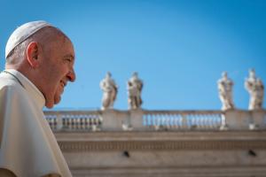 Papa Francisc a fost internat la un spital din Roma pentru o “operaţie programată” la colon