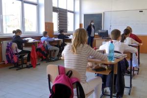 Deputaţii amână discuţiile privind educaţia sexuală în şcoli: USR şi Klaus Iohannis şi-ar dori să fie o materie obligatorie