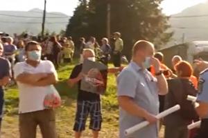Sute de oameni au protestat la Băile Tuşnad pentru a atrage atenţia autorităţilor în privinţa urşilor care le intră în curţi şi case