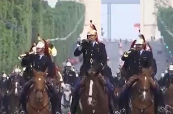 Paradă cu distanţă de Ziua Naţională a Franţei