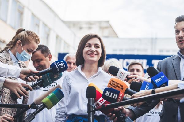 Ce înseamnă victoria zdrobitoare obținută de partidul Maiei Sandu la alegerile din R. Moldova. Reacții de la București: ”O victorie a democrației”