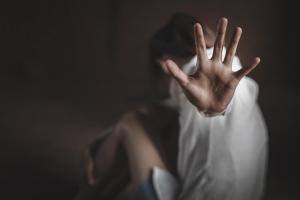 Copilă de 10 ani, victima unui viol în grup într-o toaletă publică din Ploieşti