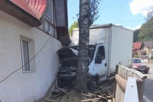 Un şofer a făcut prăpăd într-o localitate suceveană după ce ar fi adormit la volan: A rupt gardul unei gospodării şi a izbit peretele casei