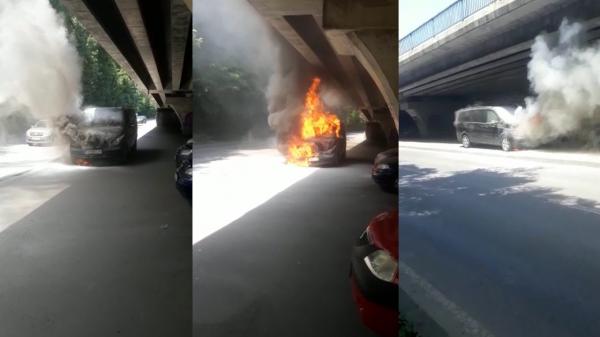 O maşină a fost cuprinsă de flăcări sub podul Băneasa. Imaginile au fost surprinse chiar de către cel care a sunat la 112: Ieşea fum când am trecut pe lângă ea